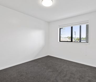 Spacious 3 Bedroom 2 Bathroom in great Location. - Photo 6