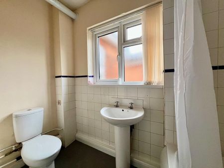 4 bedroom semi-detached house to rent - Photo 5