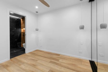 Beautifully renovated coastal home - Photo 4