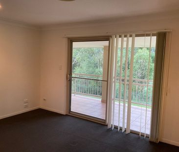 Large 5 Bedroom Family Home in Arundel, Bushland Setting. - Photo 6