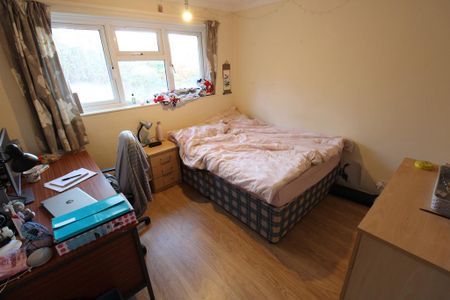 6 bedroom detached house to rent - Photo 5