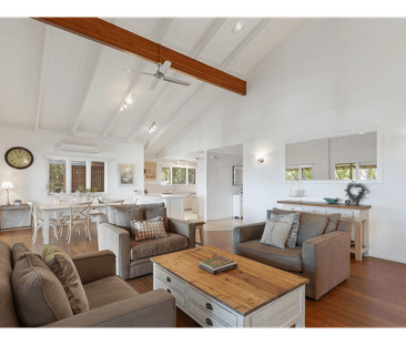 Elevated 439m² Home with Panoramic Noosa Views - Photo 3