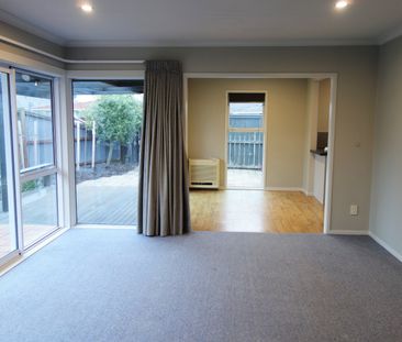 Great Location 3-Bed House with Double Garage - Photo 2