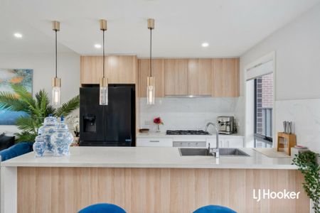 Modern 3-Bedroom Family Townhouse in Riverstone - Photo 4