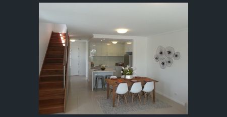 Executive, Modern Townhouse - Stroll to Robina Town Centre - Photo 4