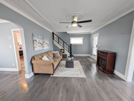 Fully Detached 3 Bedroom House in Welland! - Photo 3