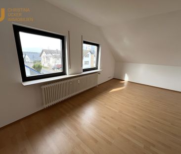 Frisch renoviert: Helle 3 Zimmer DG Wohnung in 3 Familienhaus in Jü... - Photo 1