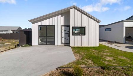 Modern standalone home - coastal living made easy! - Photo 4