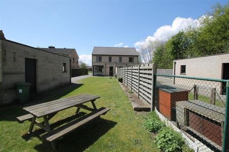 Recente halfopen bebouwing met ruime tuin, terras en garage - Photo 2