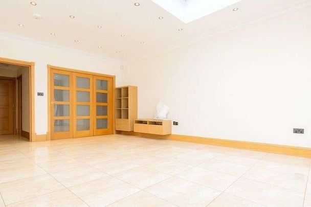 Widecombe Gardens, Ilford, IG4 - Photo 1