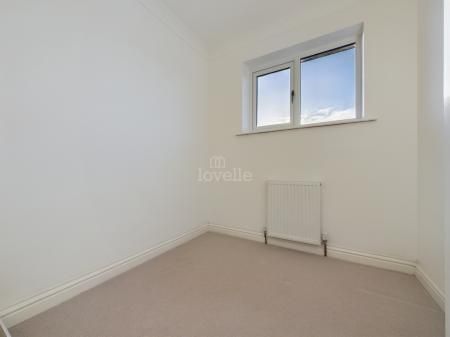 3 bedroom Semi-detached house To Let - Photo 4