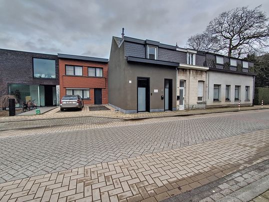 VOLLEDIG GERENOVEERDE WONING MET KELDER EN TUIN IN HOVE - Photo 1