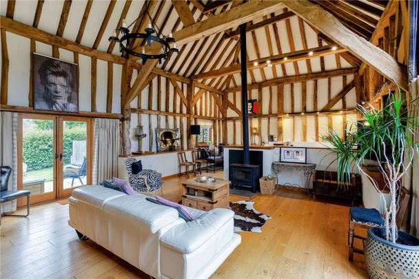 A spacious and attractive three bedroom barn conversion with views of the South Downs - Photo 1