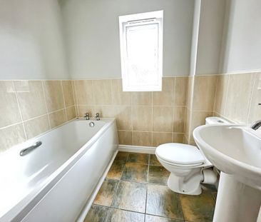 5 bedroom Detached House to let - Photo 3