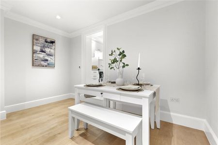 A smart furnished two bedroom, two bathroom flat with patio area. Located on the western side of this beautiful square enviably positioned on the Knightsbridge & Chelsea borders. Tenancy Length: Minimum 12 months EPC rating: C | Council Tax Band G - Photo 5