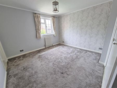 34 Claydon Road, Woking - 4 bedrooms Property for lettings - Seymours - Photo 5