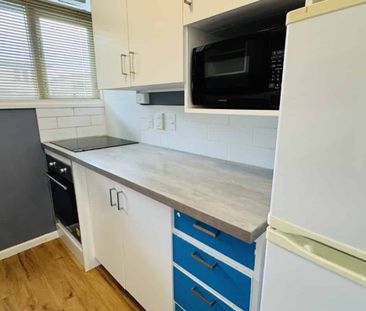 Cosy & central 2 bedroom apartment in close proximity to the CBD - Photo 4