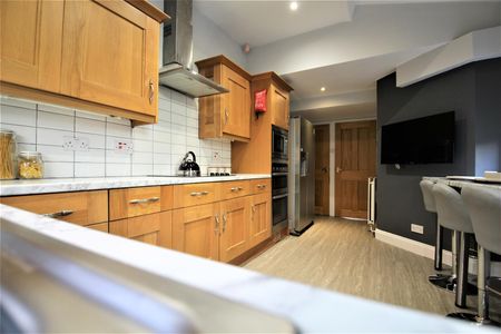 Estcourt Avenue, Headingley, LS6 3ES, Leeds - Photo 2