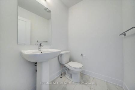 Condo Townhouse For Lease | E9033646 - Photo 2