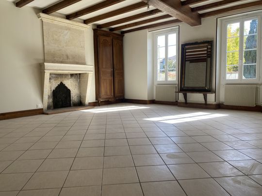 Location Maison 8 pièces 198m² GIMEUX 16130 - Photo 1