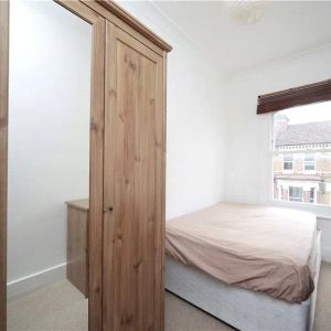 2 bedroom flat in Stockwell - Photo 2