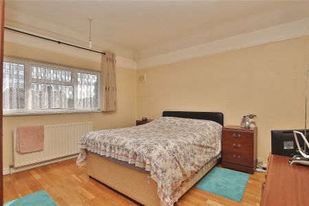 Nursery Road, Woking - 4 bedrooms Property for lettings - Seymours - Photo 3