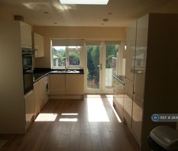 4 bedroom semi-detached house to rent - Photo 3