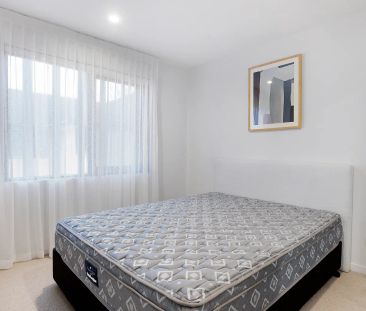 Stunning Three bedroom Apartment - Photo 6