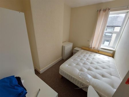 6 Bed Room To Let On Topaz Street, Cardiff - Photo 4