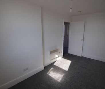 To Let 2 Bed Flat - Photo 4