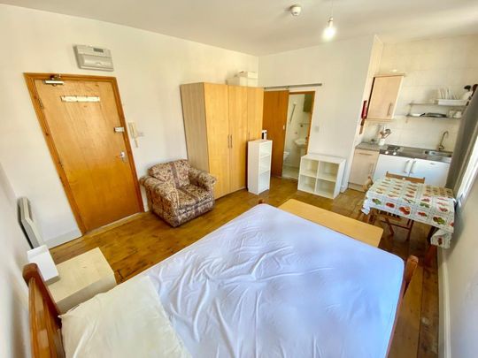 Studio to rent - Photo 1
