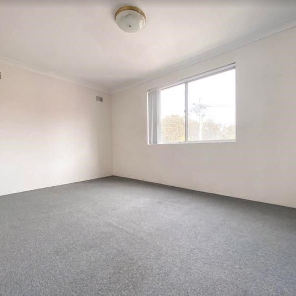 SPACIOUS TWO BEDROOM UNIT WITH LOCK UP GARAGE! - Photo 1