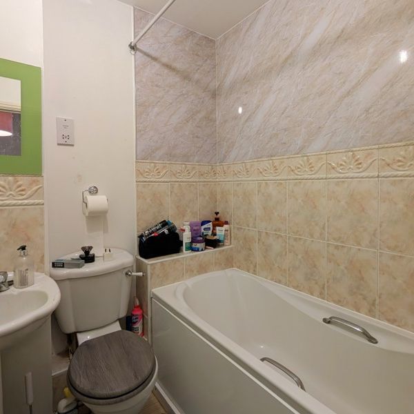 Brushfield Way, Woking - 2 bedrooms Property for lettings - Seymours - Photo 1
