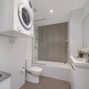 Contemporary penthouse-style apartment moments from Sydney Olympic Park - Photo 2