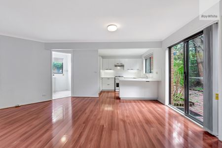 Spacious Townhouse in fantastic location - Photo 2