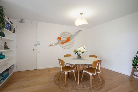 Stylish 2 Bedroom Apartment with Picturesque Harbour Bridge Views - Photo 2