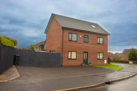 4 Bedroom House - Detached - Photo 2