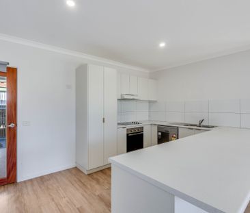 Modern, Stylish & Sleek Living in Prime North Albury Location - Photo 3