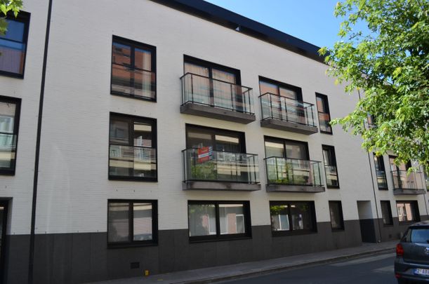 Mooi appartement met 2 slaapkamers, terras en autostaanplaats in centrum Kortrijk - Photo 1