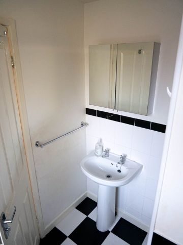 4 Bed Semi-Detached House, City Road, NG7 - Photo 3