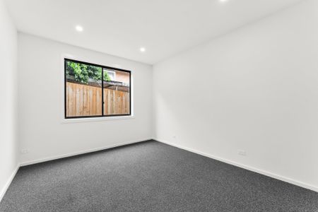 Luxury Living in a Prime Mount Waverley Location - Photo 3