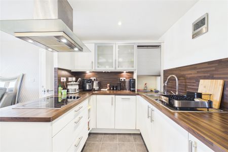 2 bedroom Flat in Luscinia View, Reading - Photo 3