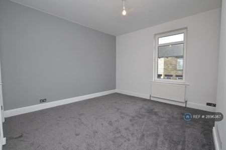 3 bedroom end of terrace house to rent - Photo 5