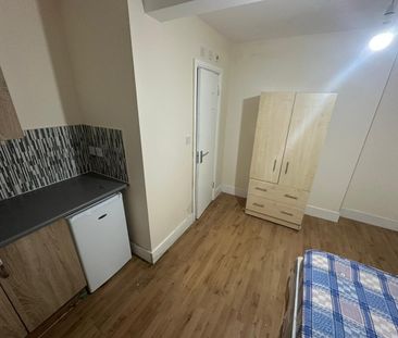 Studio Flat, Crutchley Road, SE6 - Photo 1