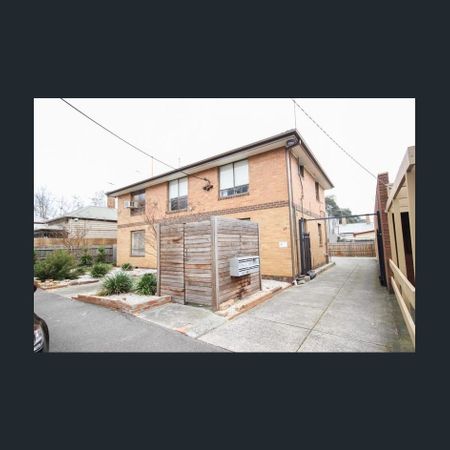 LOCATION LOCATION! - Photo 3