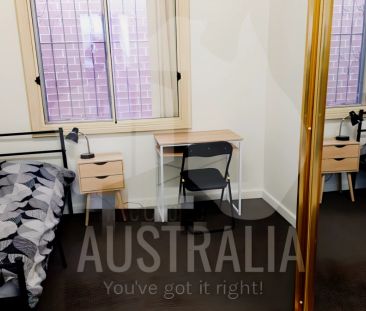 Private room with own bathroom - Photo 1