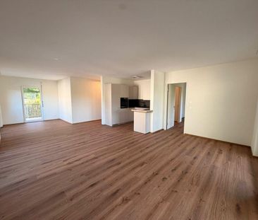 Erstbezug: sonnige 3.5 Zimmer-Wohnung mit Aussicht an ruhiger Lage - Photo 2