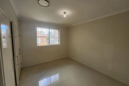 “Available 27 November” - Photo 5