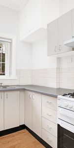 Charming Harbourside Apartment in Leafy Rose Bay - Photo 3