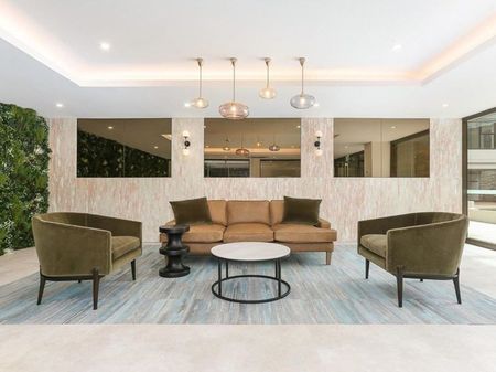 Designer apartment with study area and 1 storage cage - Photo 2